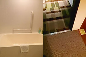 ユニバーサルデザインを目指した浴室の手すり、廊下の段差の写真