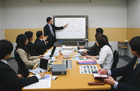 会議室で研修を受けている写真