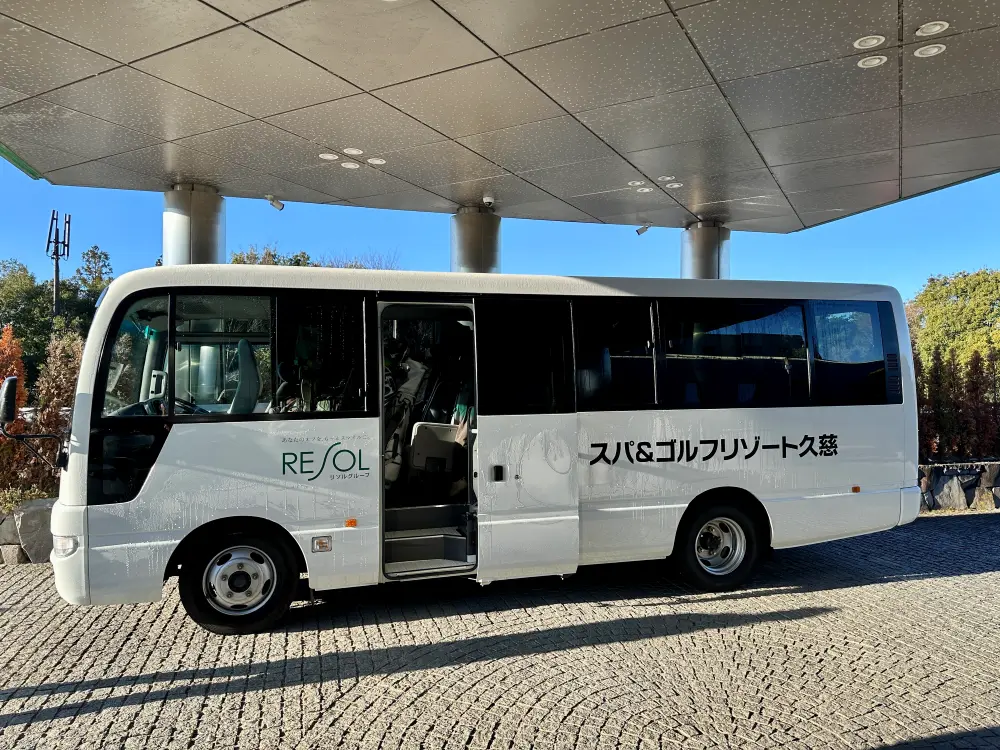 少し大きいタイプの白いクラブバスの写真、駅とゴルフ場を送迎