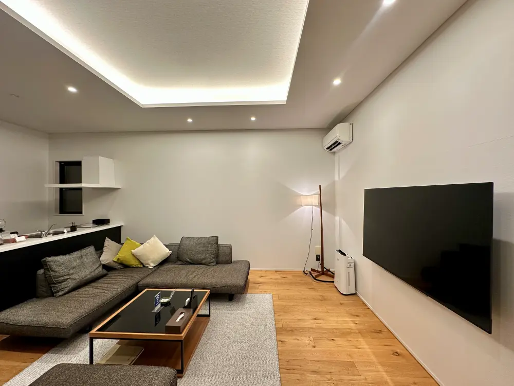 スパ＆ゴルフリゾート久慈のヴィラ室内のリビング部分、ソファ・テーブル・テレビがおかれている