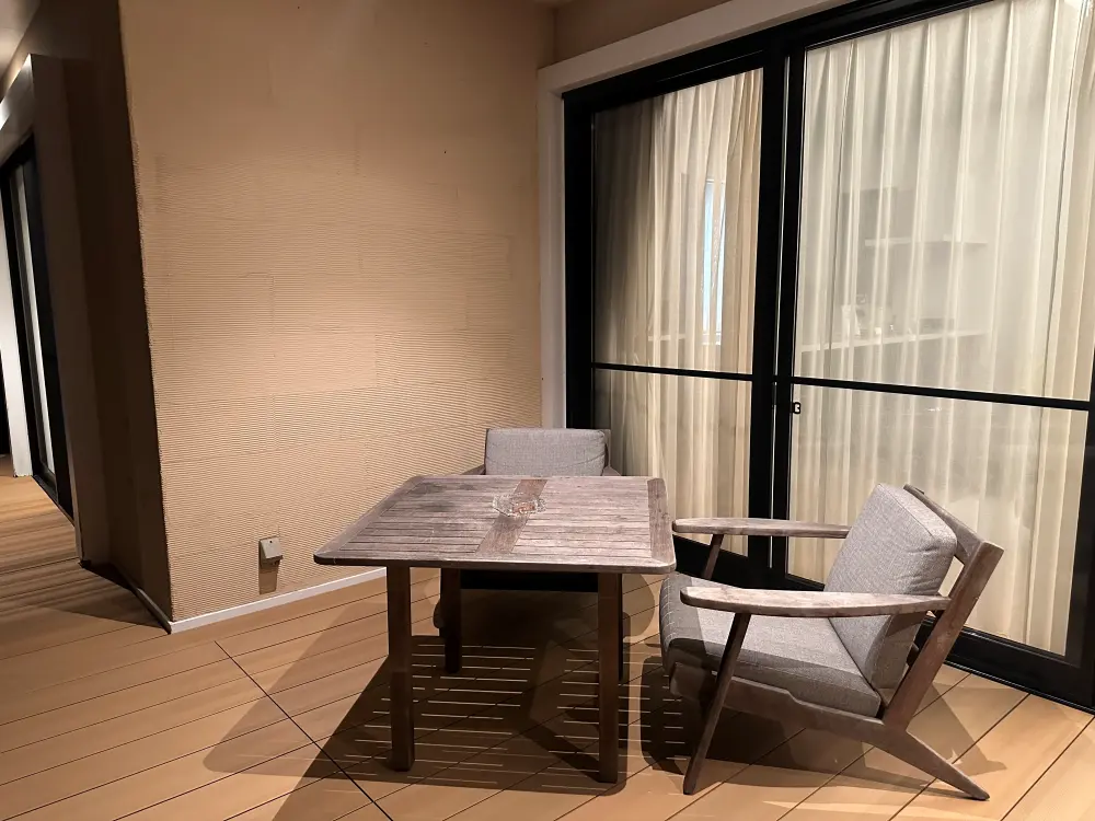 スパ＆ゴルフリゾート久慈のヴィラのテラス部分、テーブルと椅子が置かれている