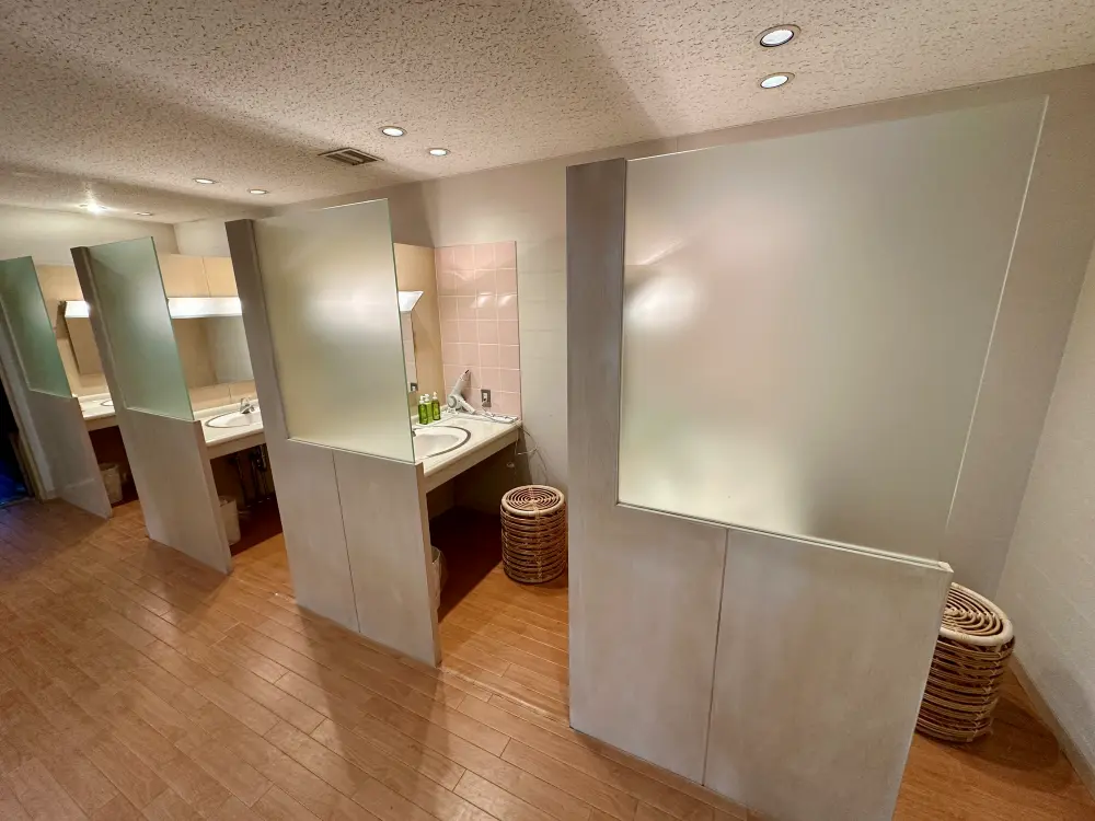 脱衣所の化粧台の写真