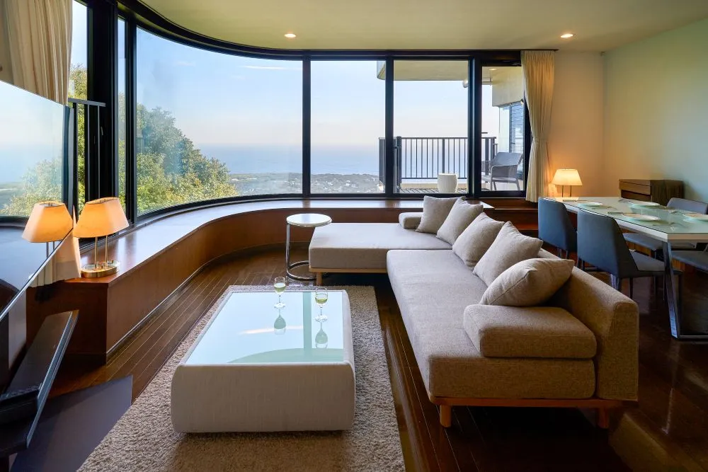 伊豆高原 みかんの花咲く白い家