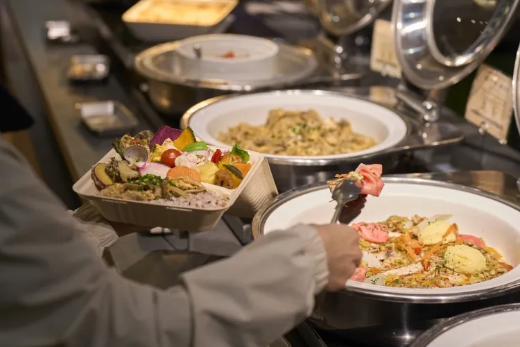 ブッフェから料理を詰める様子