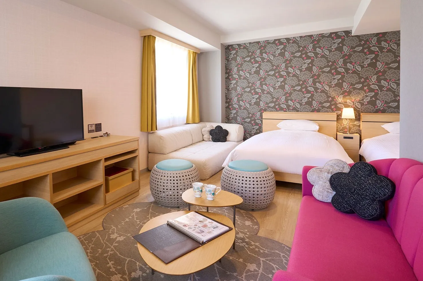 梅の花をモチーフとした和モダンの客室