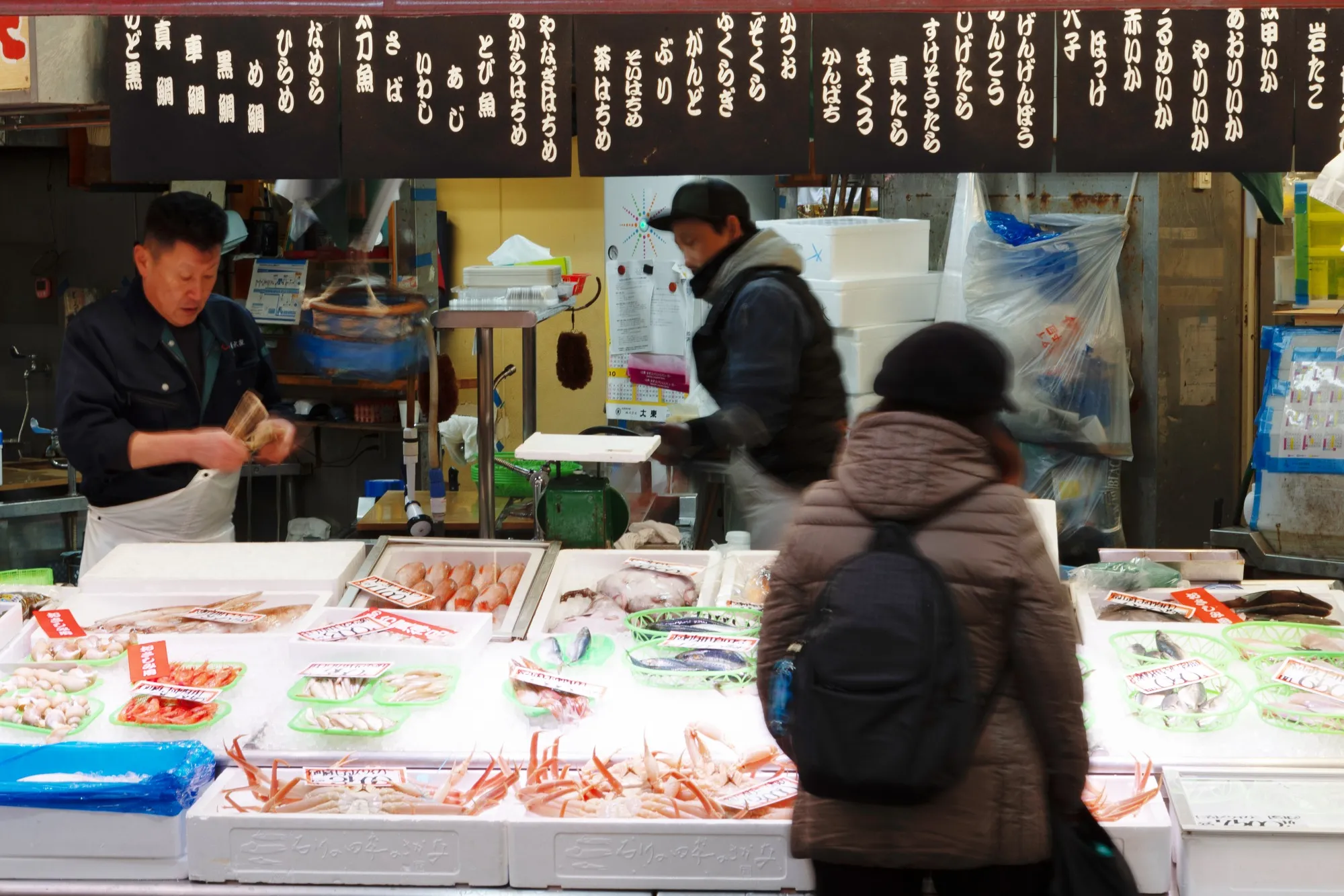 近江町市場・鮮魚が並ぶ魚店の様子