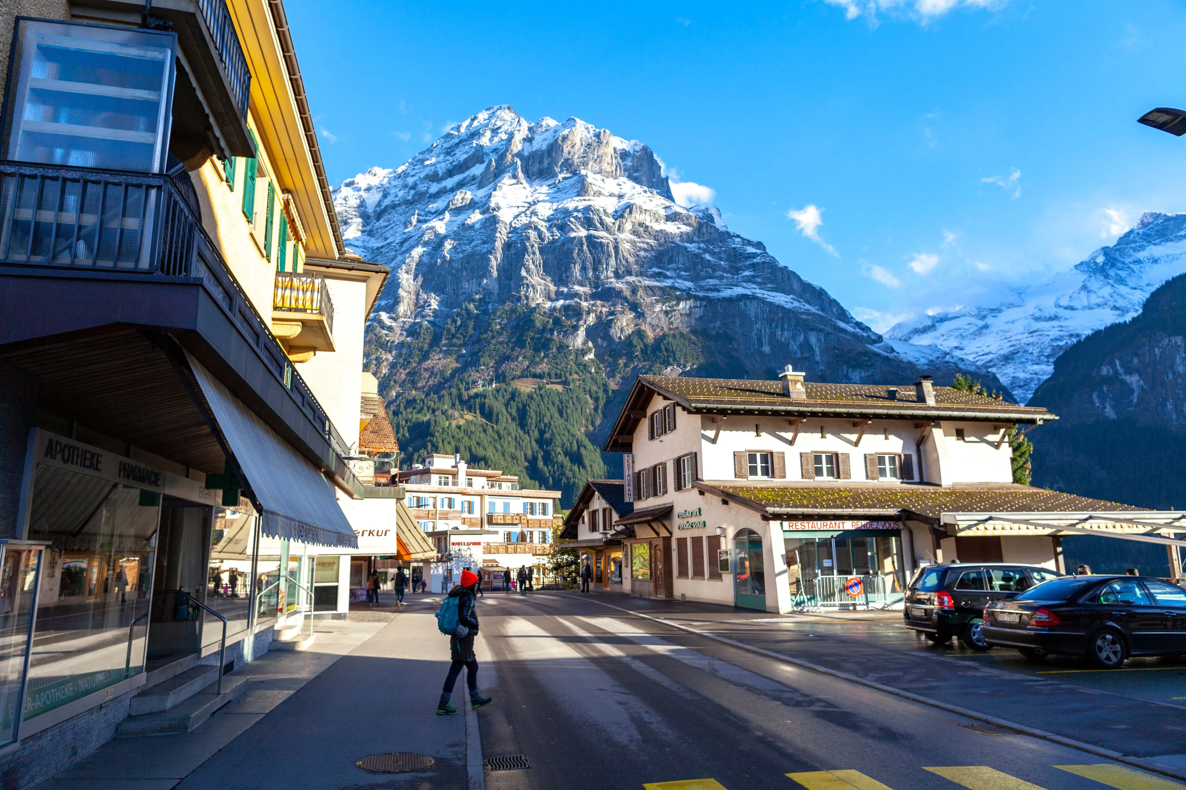 スイスの広大な山と街の風景