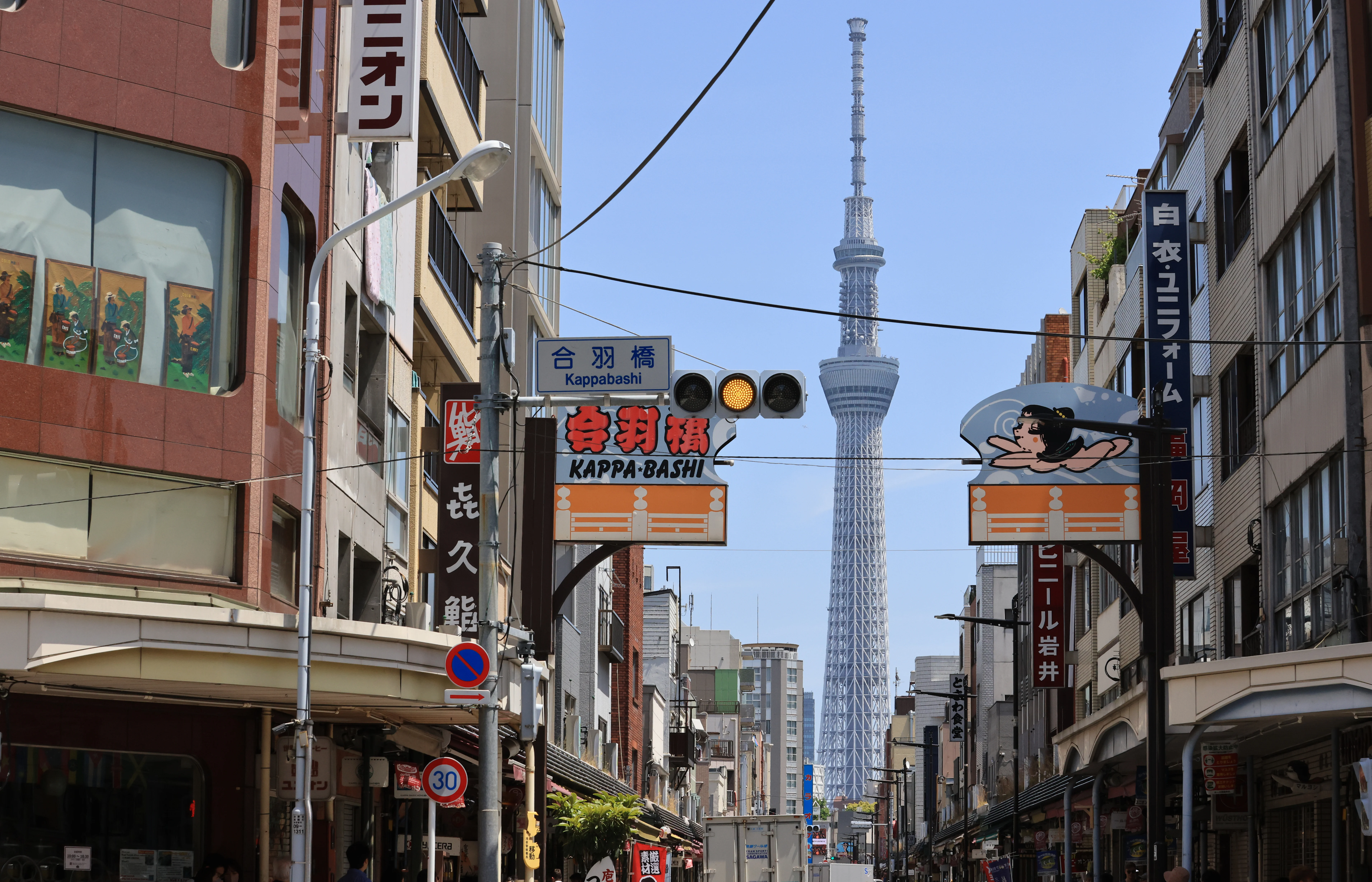 かっぱ橋の街から見えるスカイツリーの写真