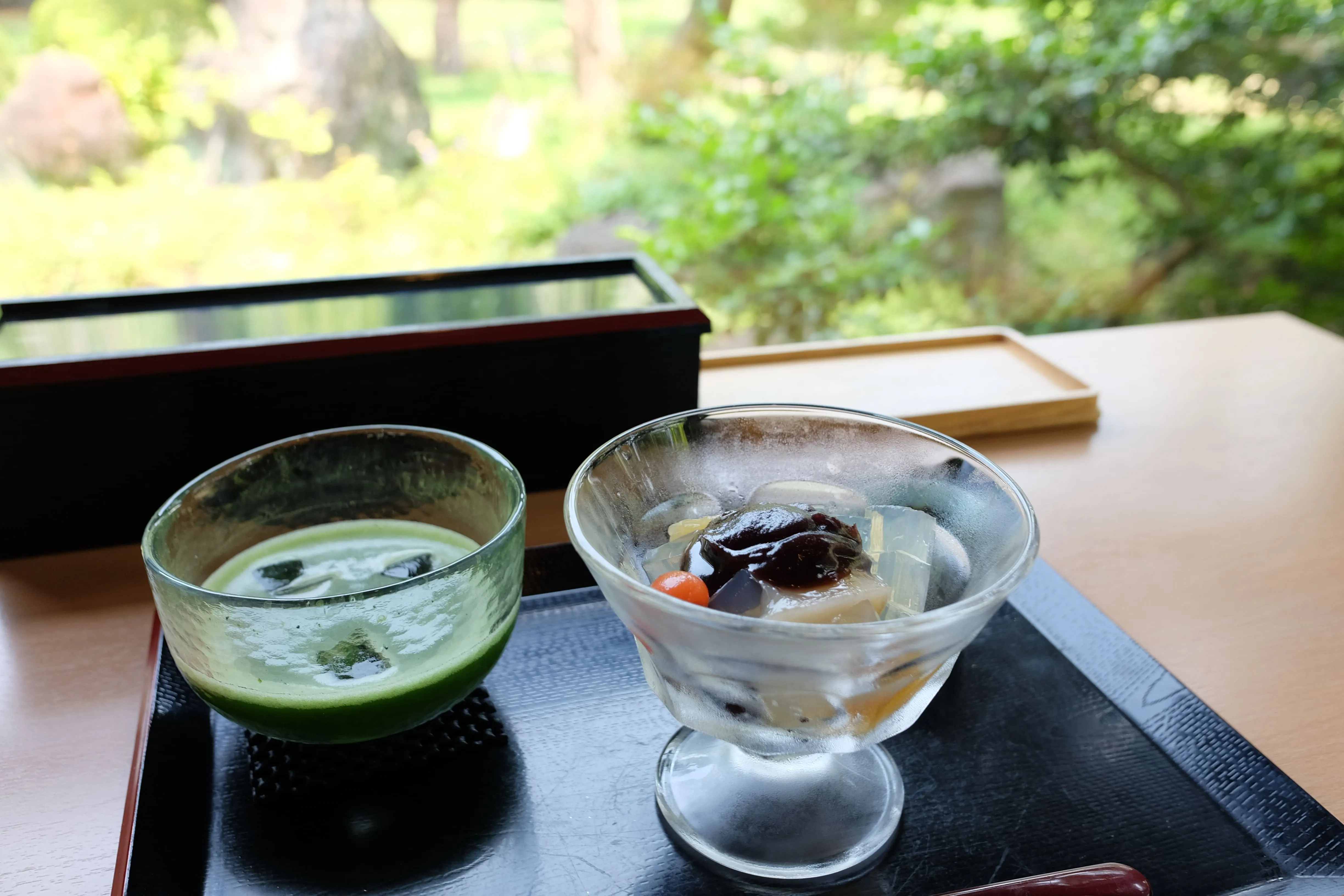 抹茶とあんみつの写真