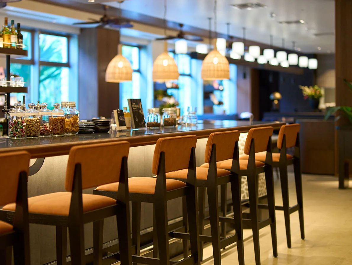 「BLUE BOOKS cafe OKINAWA」のカウンター席