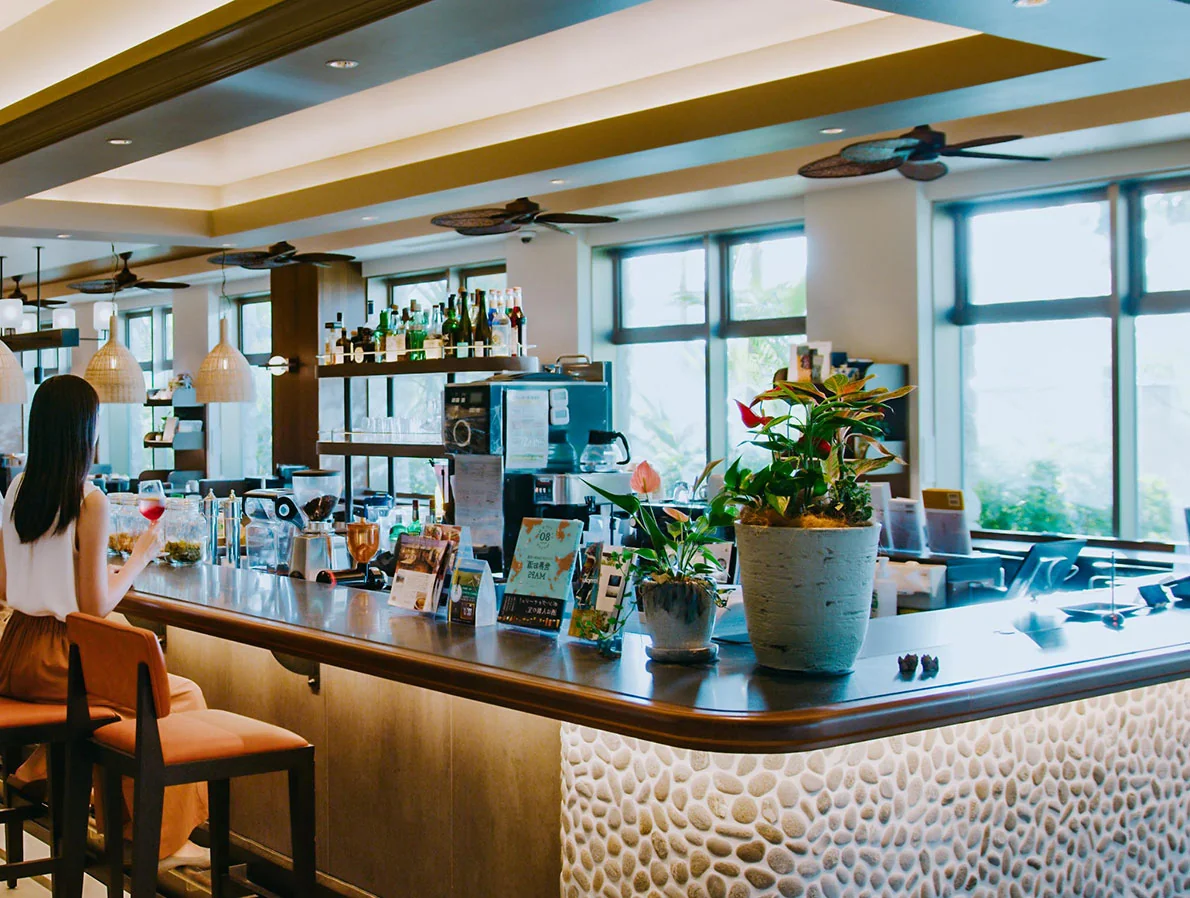 「BLUE BOOKS cafe OKINAWA」のカウンターとラウンジ
