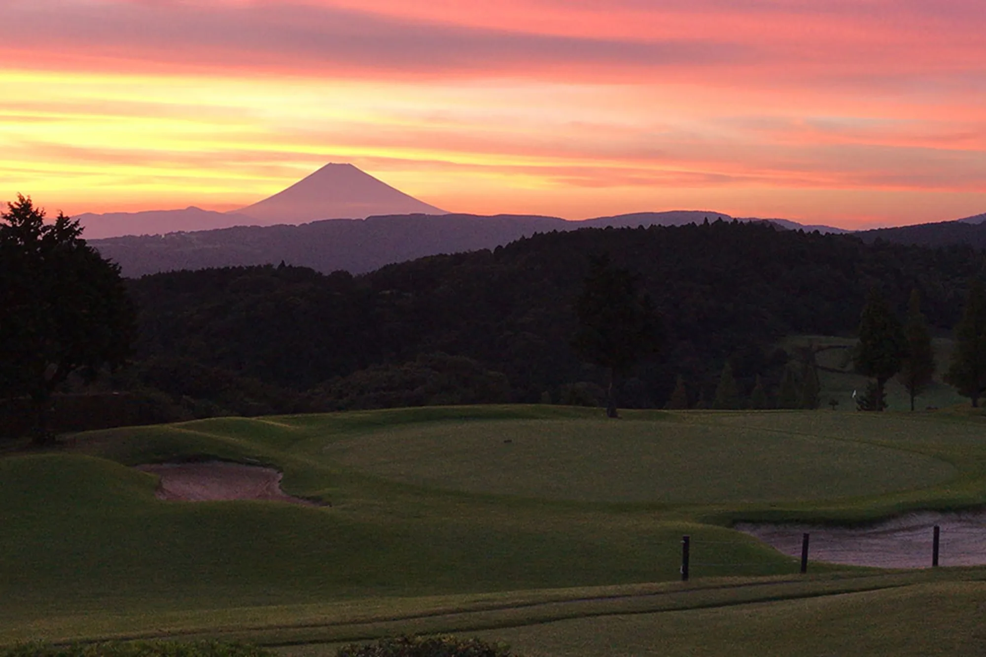 夕焼けに染まる富士山を望むゴルフコース