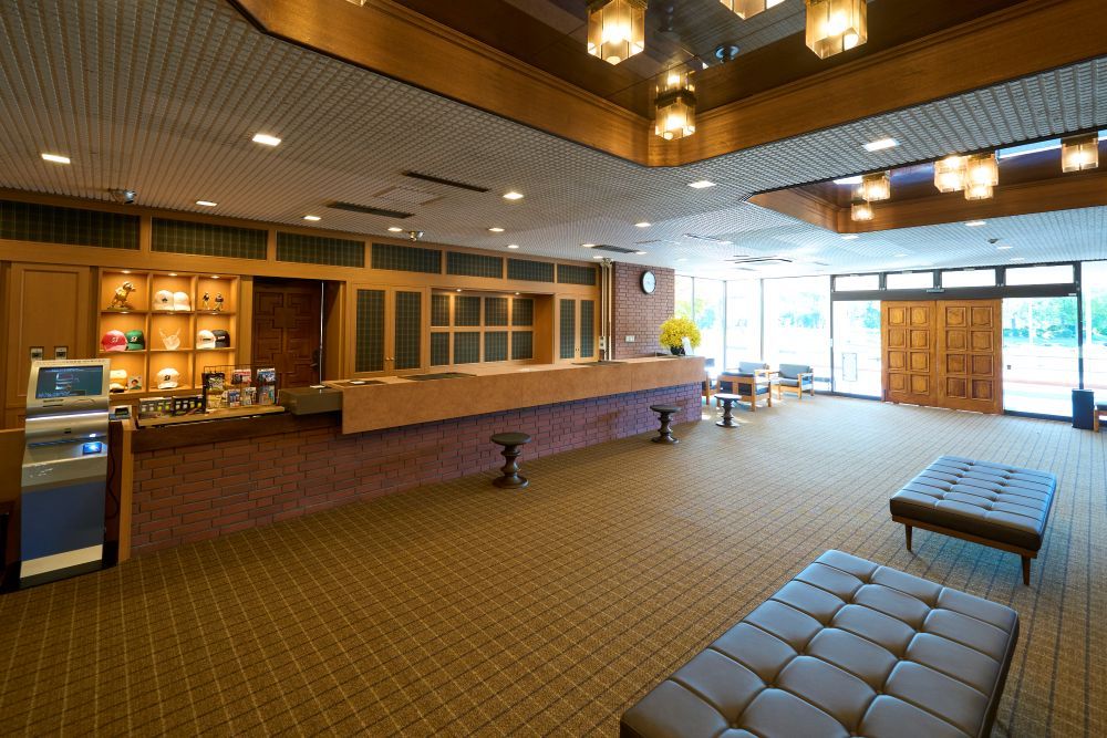 入間カントリークラブのクラブハウス内受付付近の写真