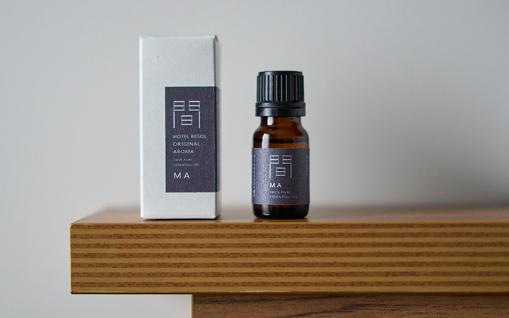 アロマオイルのボトルがテーブルに置かれている写真